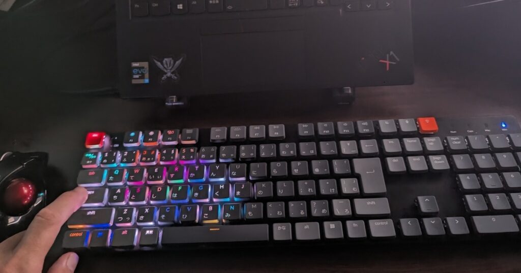 Keychron K5 SEをライトONにして撮影。